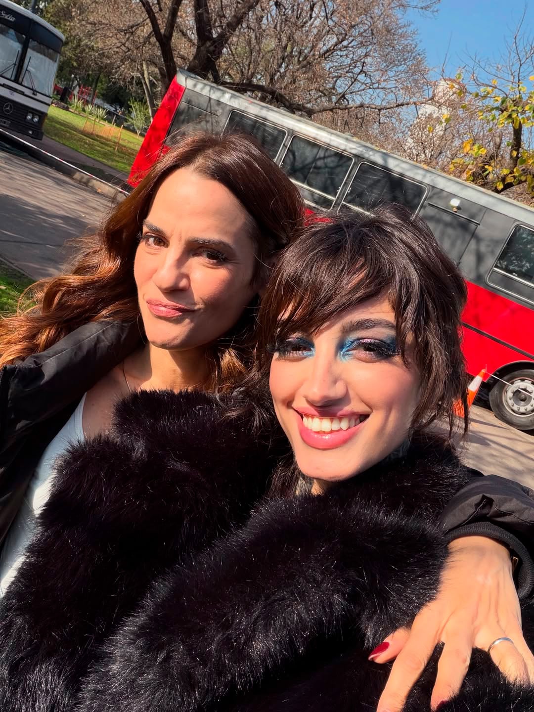 Natalia Cabrera y una selfie con Pilar Gamboa durante la grabación de la segunda temporada de Viudas Negras