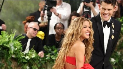 Quién es el apuesto hombre que acompañó a Shakira en la pasarela de la Met Gala 2024: no se le despegó en ningún momento