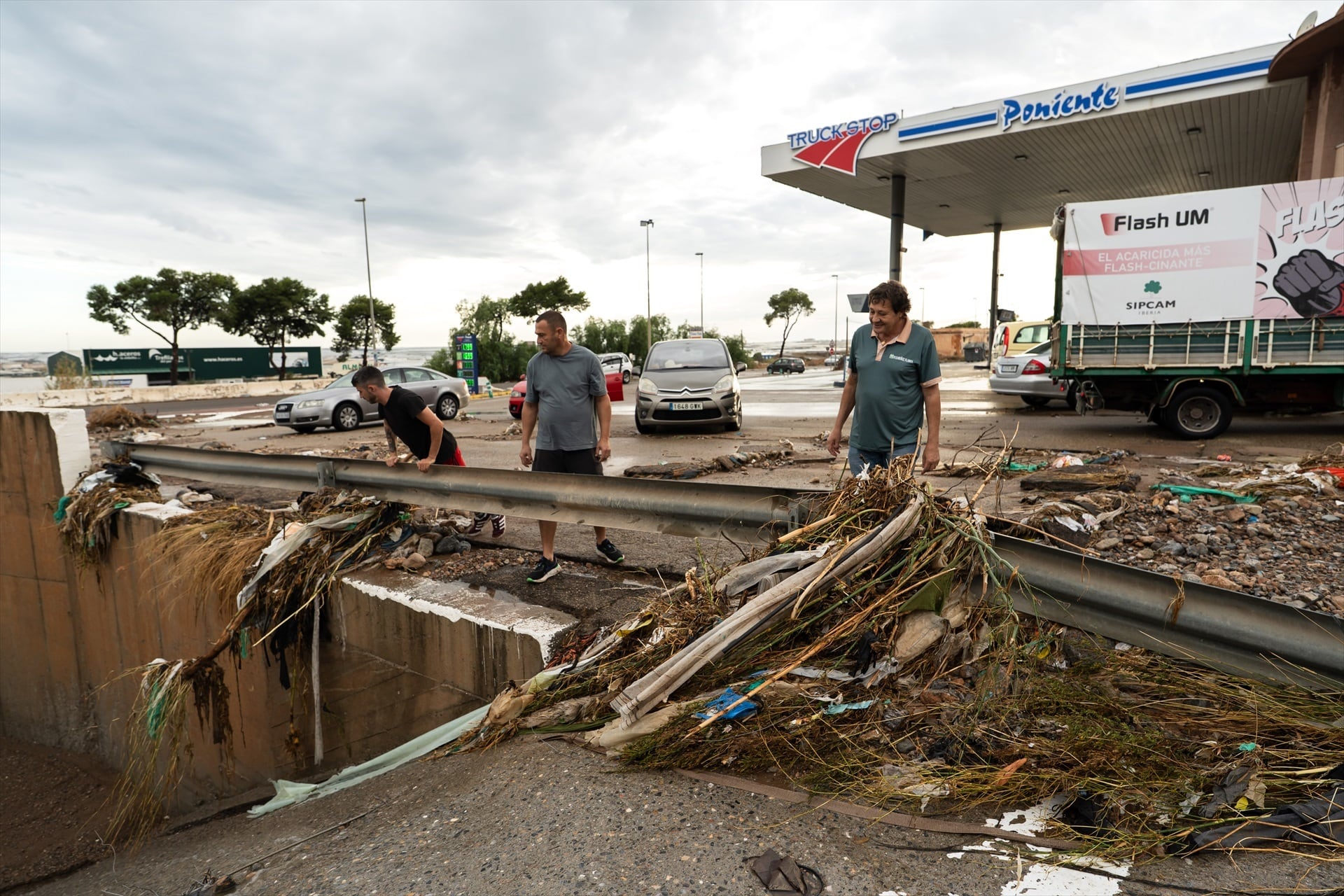 Imagen de las incidencias por las intensas lluvias en El Ejido (Almería). (Curro Vallejo / Europa Press)