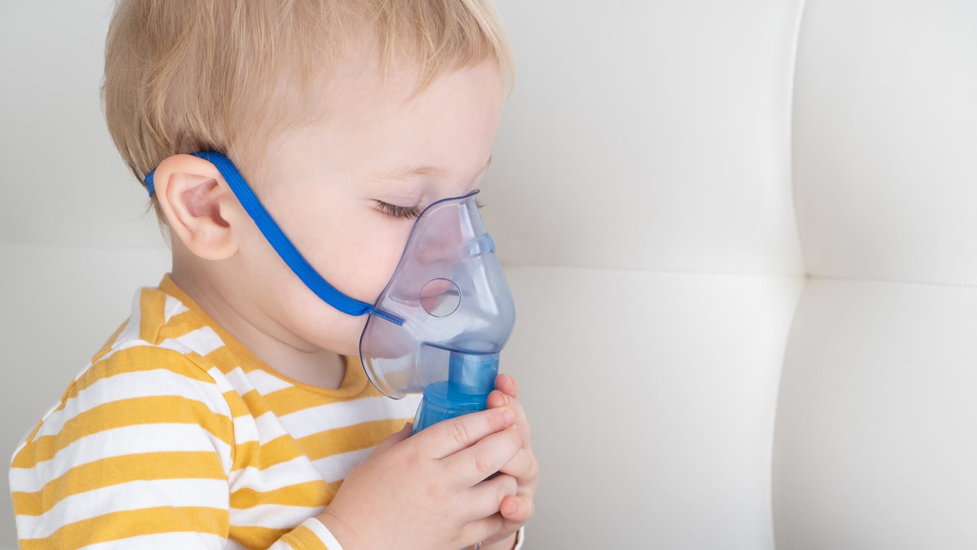 Los síntomas del VSR en lactantes incluyen irritabilidad, dificultad respiratoria y rechazo del alimento, con riesgo de complicaciones graves (Freepik)