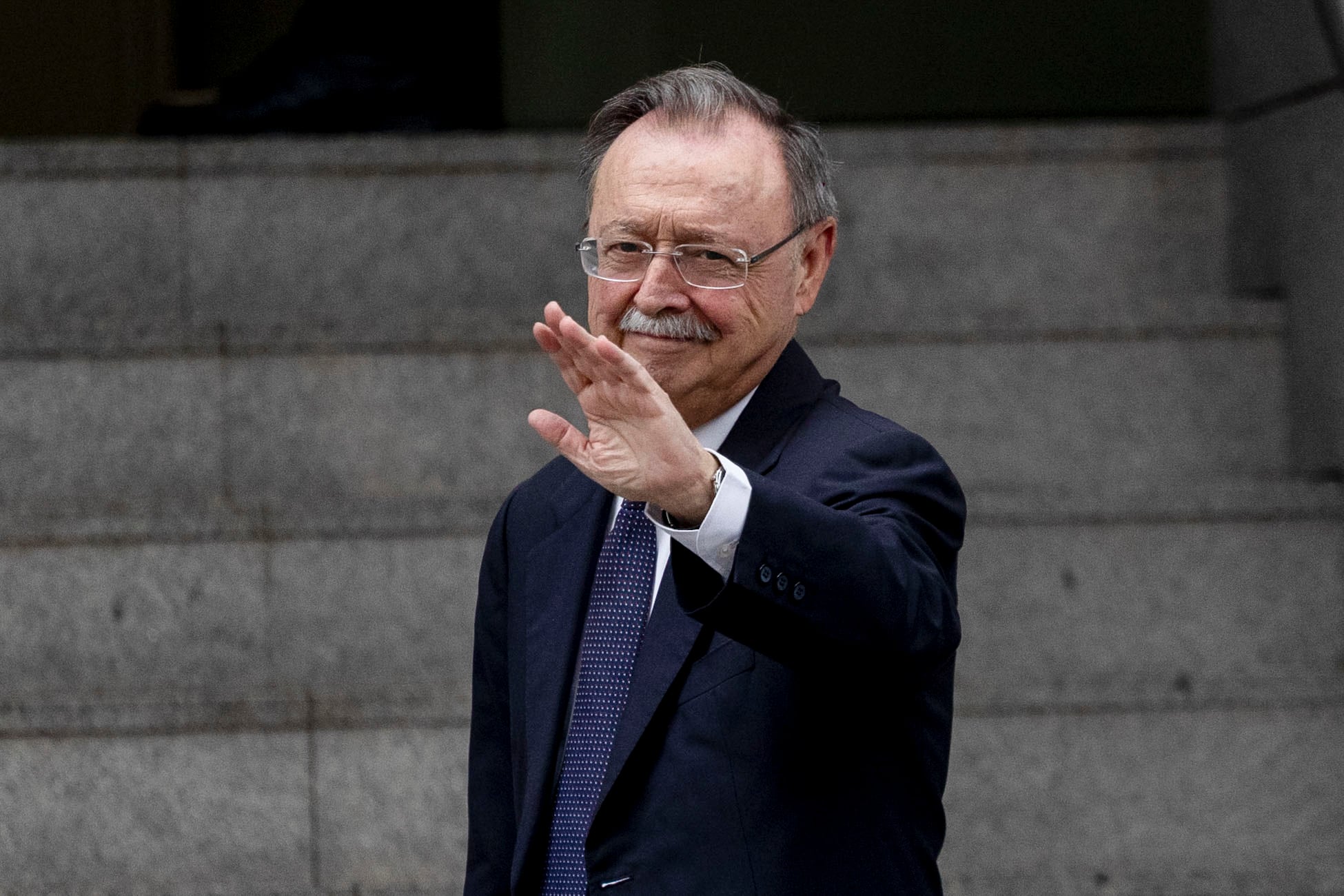 El presidente de Ceuta, Juan Jesús Vivas, saluda este miércoles a su llegada a la Audiencia Nacional en Madrid. (EFE / Daniel González)