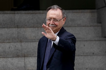 El presidente de Ceuta, Juan Jesús Vivas, saluda este miércoles a su llegada a la Audiencia Nacional en Madrid. (EFE / Daniel González)