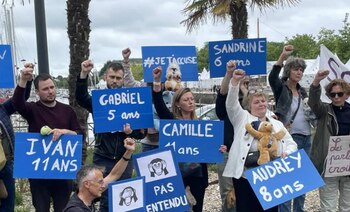 Protestas de las víctimas ante