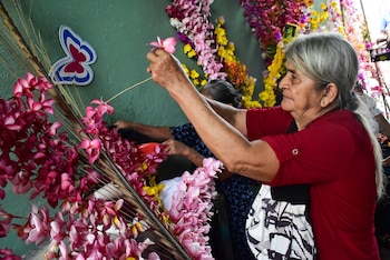 Isabel Vásquez, mayordomía de la festividad, dirige la tradicional Cofradía de Flores y Palmas.