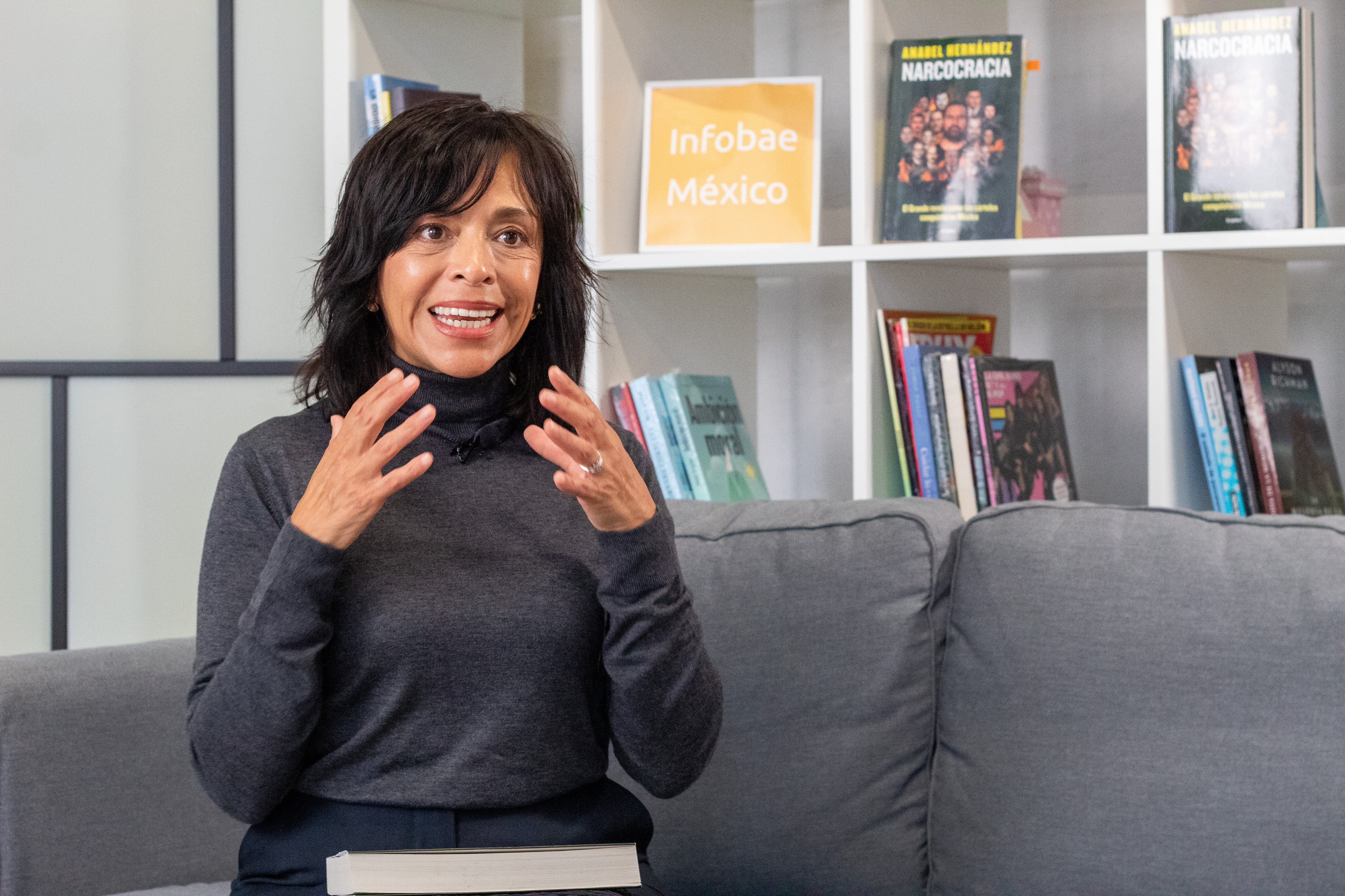 La periodista y escritora Anabel Hernández presenta su último libro
