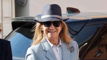 La infanta Elena reaparece radiante tras pasar el fin de semana en Sanxenxo con el Rey Juan Carlos: "Está bien"