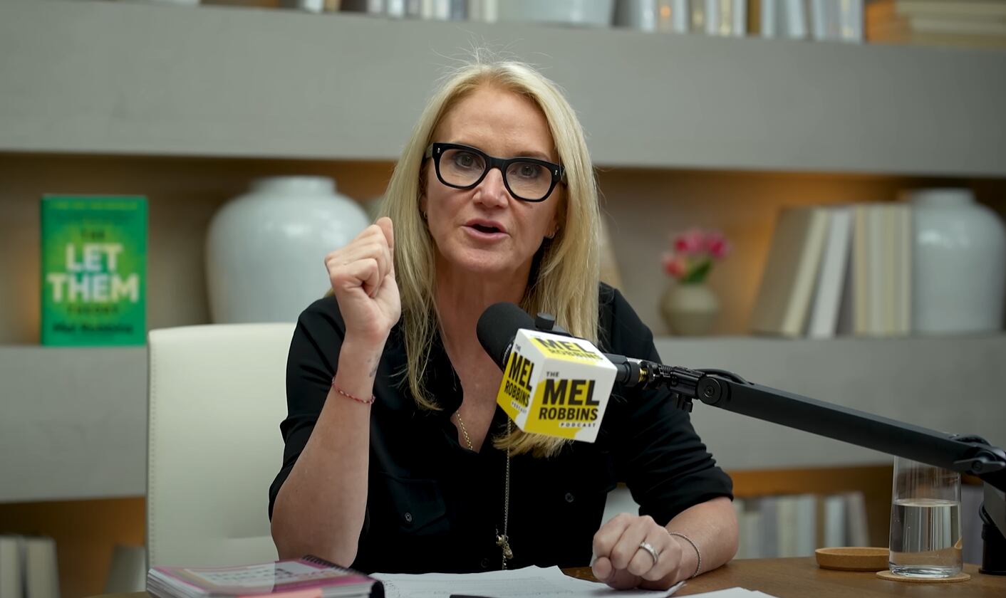 Mel Robbins entrevistó a la Dra. Sarah McKay, experta de la Universidad de Oxford, en su pódcast sobre neurociencia y bienestar mental (captura de video)