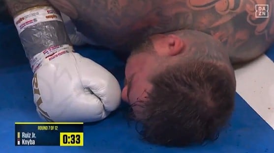 El excampeón mundial de peso completo fue superado durante 12 asaltos y sufrió su tercera derrota como profesional.