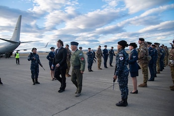 Isaac junto al presidente Javier