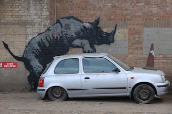 Una obra de arte del artista británico Banksy fue pintada junto a un coche (REUTERS/Mina Kim)