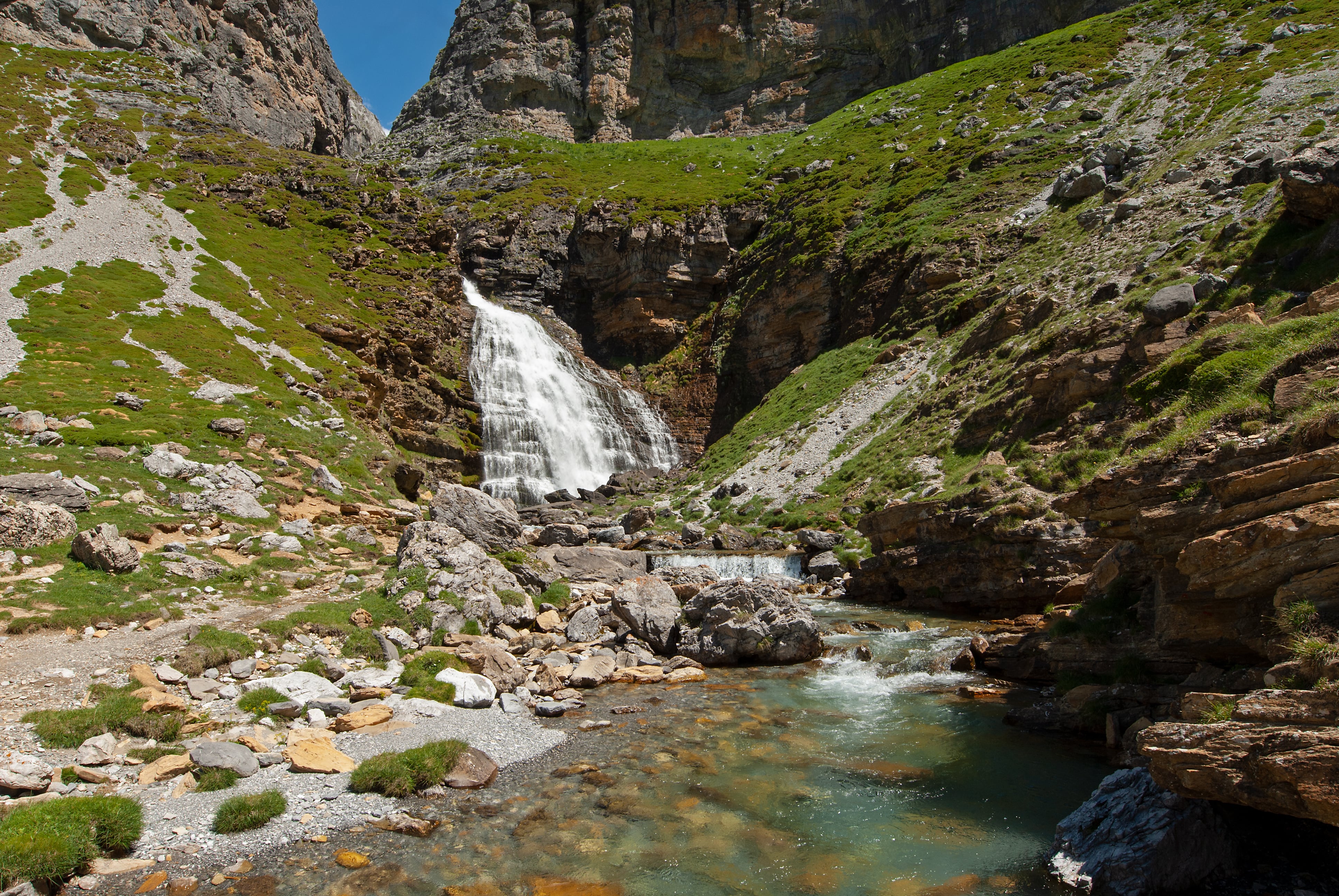 Ruta de senderismo de la cola de Caballo, en Huesca (Adobe Stock).