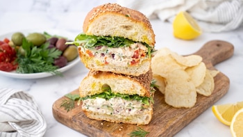 Cómo hacer un sándwich de ensalada de atún al estilo mediterráneo en tan solo 15 minutos