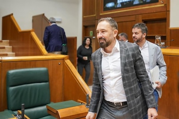 23/12/2025 El consejero de Vivienda y Agenda Urbana, Denis Itxaso, a su llegada al debate de los Presupuestos de 2026, en el Parlamento vasco, a 23 de diciembre de 2025, en Vitoria-Gasteiz, Álava, País Vasco (España). El Parlamento vasco acoge hoy el pleno para la aprobación definitiva de los Presupuestos vascos para 2026, que, dada la mayoría absoluta del Gobierno vasco, saldrán adelante con el apoyo únicamente de los socios del Ejecutivo (PNV y PSE-EE). El proyecto de Presupuestos fue aprobado el pasado 28 de octubre en consejo de Gobierno y se elevaba a 16.378 millones de euros, un 4,1% más que en 2025.
POLITICA
Iñaki Berasaluce - Europa Press
