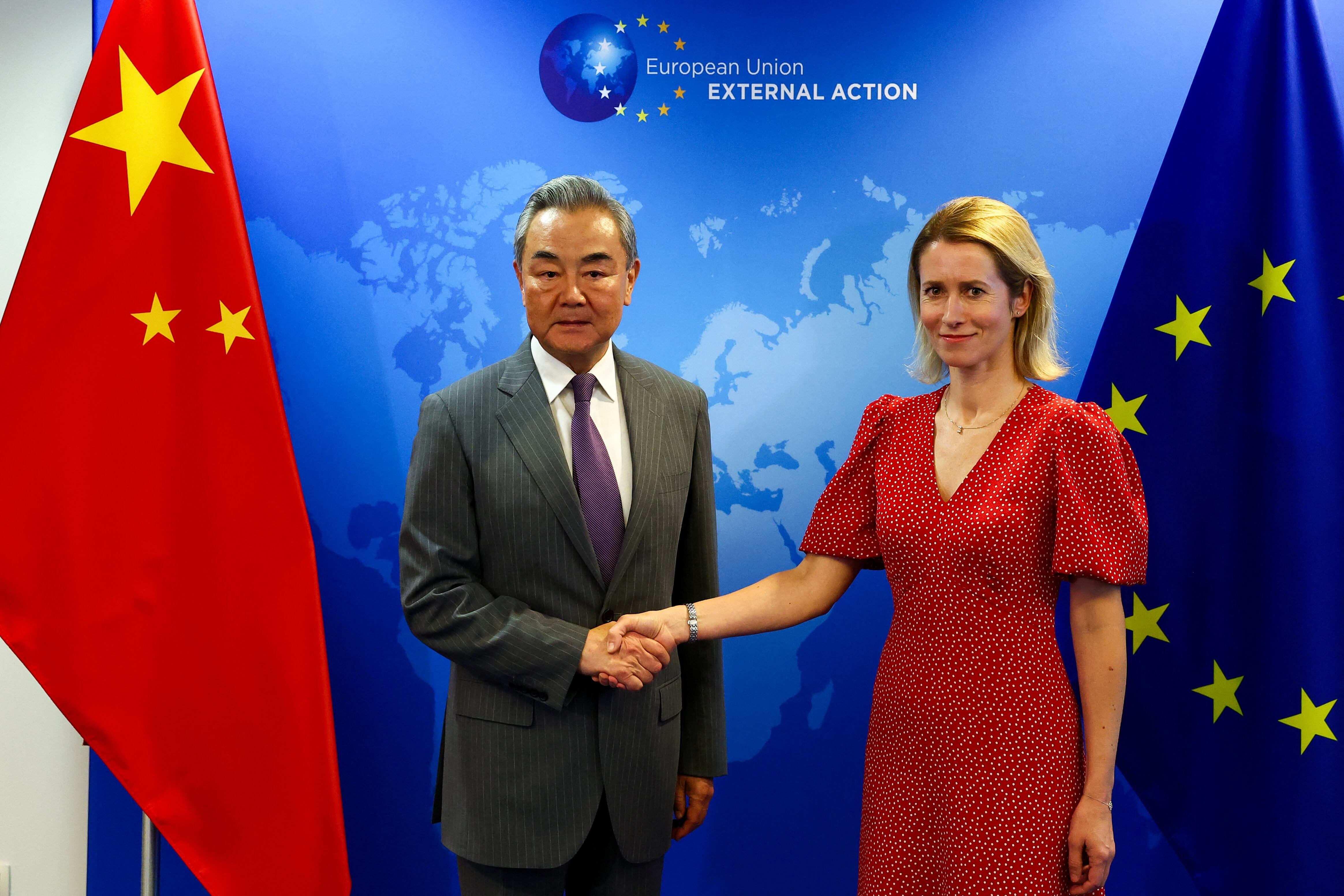 La Alta Representante de la UE para Asuntos Exteriores y Política de Seguridad y vicepresidenta de la Comisión Europea, Kaja Kallas, estrecha la mano del ministro de Asuntos Exteriores chino, Wang Yi, en Bruselas, Bélgica, el 2 de julio de 2025 (REUTERS/Yves Herman)