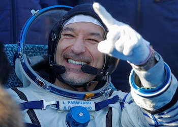 El astronauta italiano suma experiencia en dos misiones en la EEI y protagonizó caminatas espaciales de alto riesgo, incluida una con fallo técnico en su casco
- Sergei Ilnitsky/Pool via REUTERS