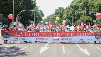 Profesores, alumnos y padres cierran en curso con una manifestación en defensa de la educación pública en Madrid y recuerdan que la vuelta a las aulas empezará con una huelga