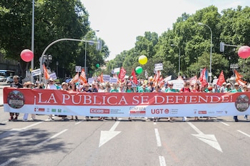 La marcha este domingo por el centro de Madrid en defensa de la enseñanza pública. (EFE/Víctor Lerena)