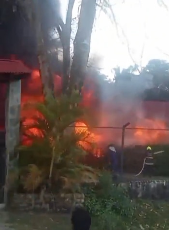 Fuego consume bodega en El Salado y moviliza organismos de socorro en Ibagué - crédito Captura de pantalla/Redes sociales