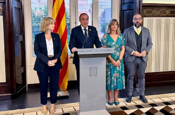01/10/2026 El presidente del Parlament, Josep Rull; la secrearia primera de la Mesa, Raquel Sans, y los secrearios Juli Fernàndez y Glòria Freixa en la declaración institucional por el 1-O.
El presidente del Parlament, Josep Rull, ha deseado que "algún día se pida perdón" por el referéndum del 1-O y ha vuelto a reclamar que se aplique la amnistía para que el expresidente de la Generalitat, Carles Puigdemont, y el exconseller Lluís Puig puedan ocupar su escaño, y que otros líderes políticos como el líder de ERC, Oriol Junqueras, y el secretario general de Junts, Jordi Turull, dejen de estar inhabilitados.
POLITICA CATALUÑA ESPAÑA EUROPA BARCELONA