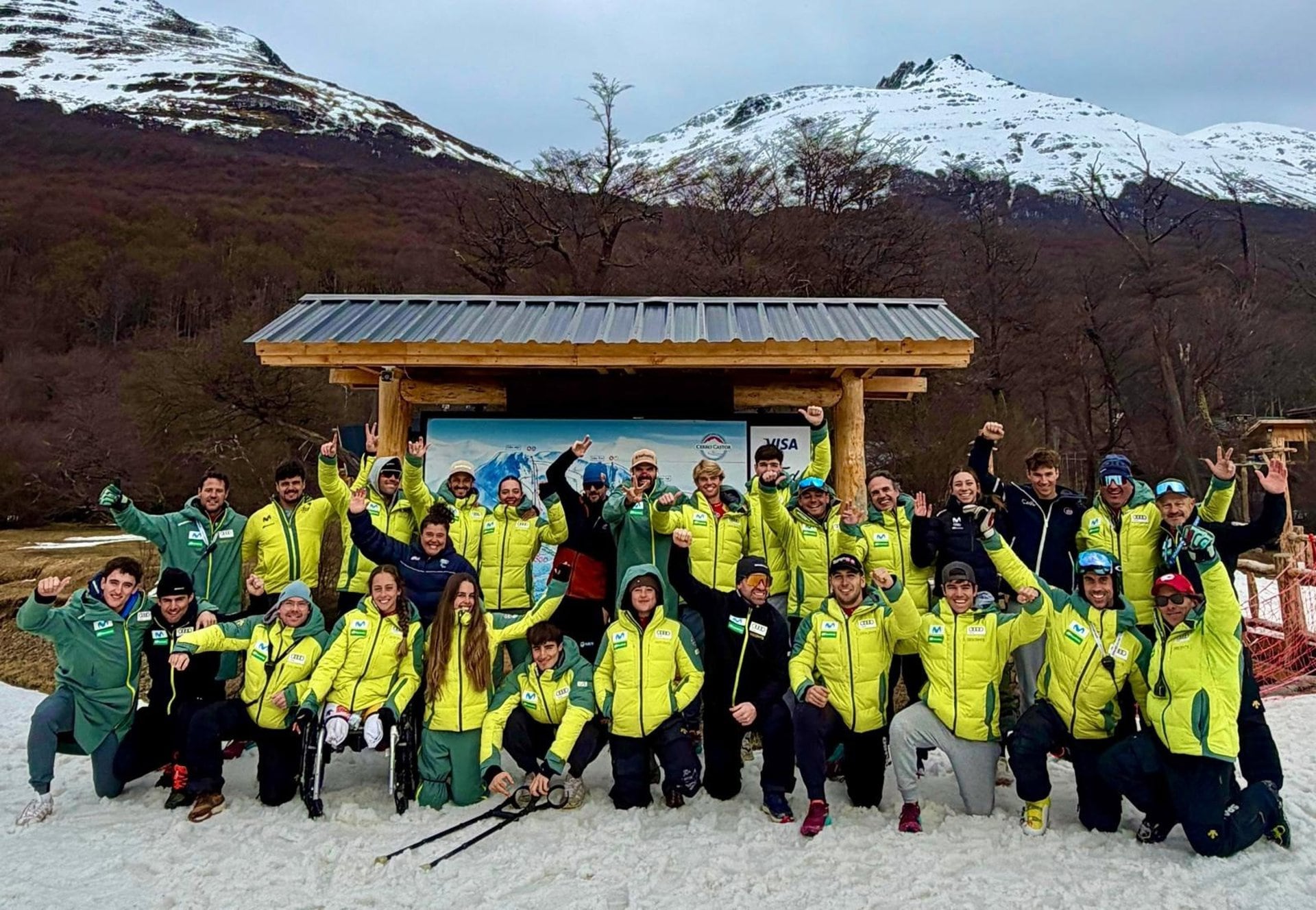 06/10/2026 Foto de familia de los esquiadores de la Real Federación Española de Deportes de Invierno (RFEDI) en la preparación de Ushuaia (Argentina).SUDAMÉRICA ARGENTINA DEPORTESPRENSA RFEDI