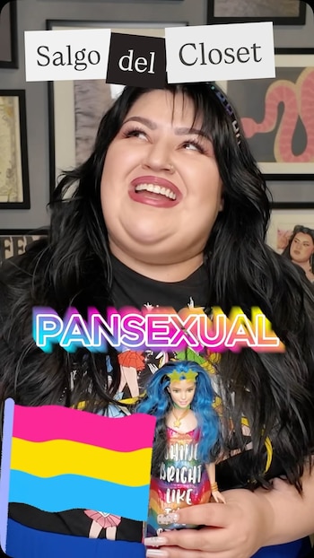 Priscila Arias sonríe con texto superpuesto "Salgo del Closet" y "Pansexual". Sostiene una bandera pansexual y una muñeca Barbie con vestido arcoíris