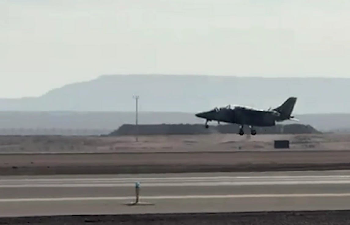 Los pilotos argentinos entrenan con aviones IA-63 Pampa como etapa de transición hacia los F-16 incorporados por la Fuerza Aérea Argentina (Captura de video)