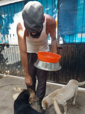 Rodolfo dándole de comer a