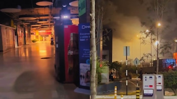 Un incendio en el Jockey Plaza movilizó a 14 unidades de bomberos durante la madrugada: lo último que se sabe