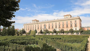 Uno de los palacios más desconocidos de Madrid: una joya neoclásica con pinturas de Goya y jardines de cuento abiertos al público