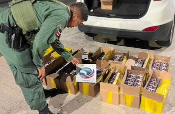 La Policía de Control Fiscal colaboró en el decomiso de los productos, que carecían de documentación legal y respaldo de pago de impuestos. Crédito: Ministerio de Seguridad Pública
