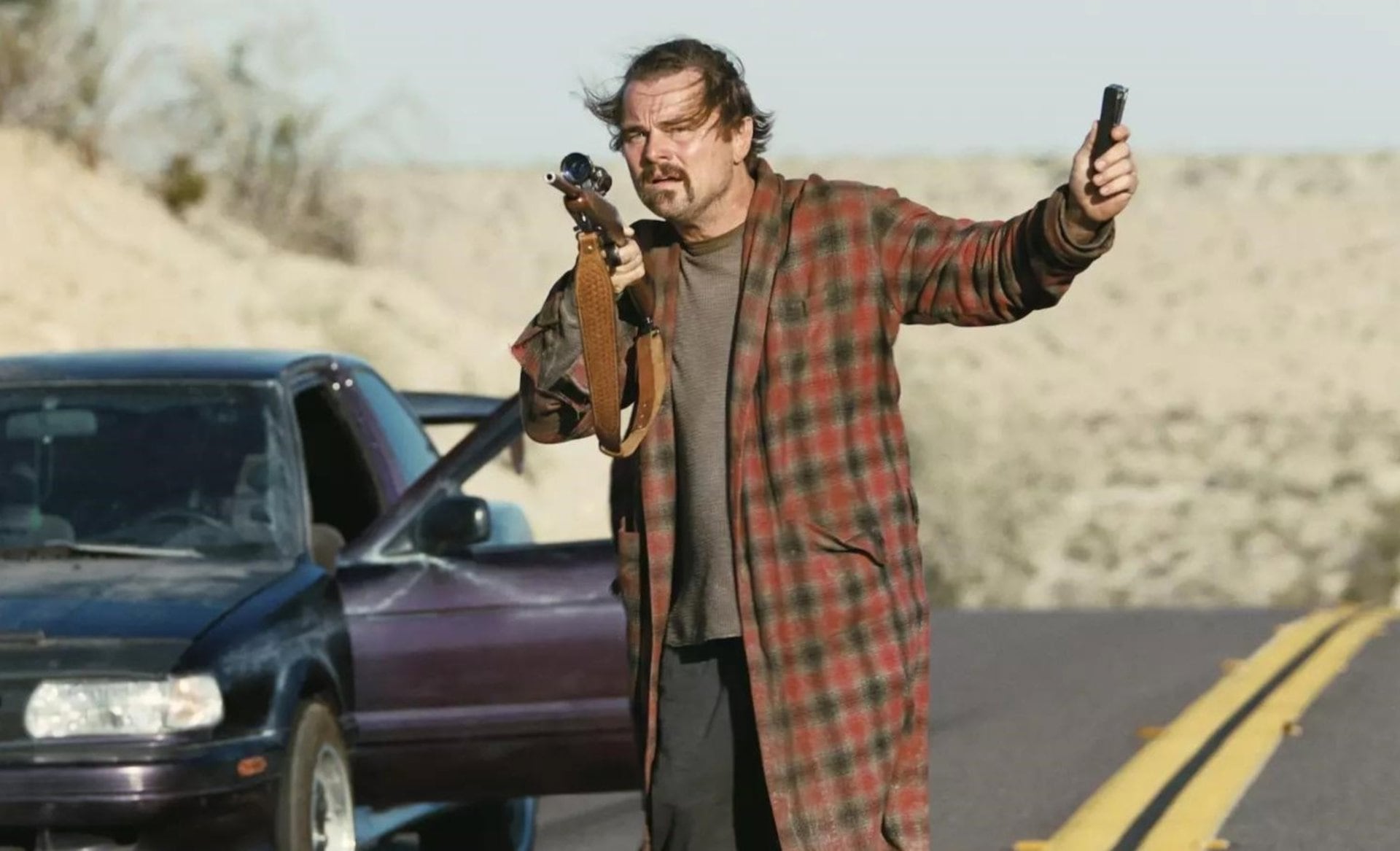 La transformación artística de DiCaprio se refleja en su interpretación de Bob, un personaje radical y fuera de lo común (WARNER BROS/Europa Press)