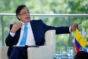 El jefe de Estado aseguró que el candidato presidencial de la oposición al Gobierno Petro está asociado "a las sierras eléctricas" - crédito Alejandro Garcia/EFE