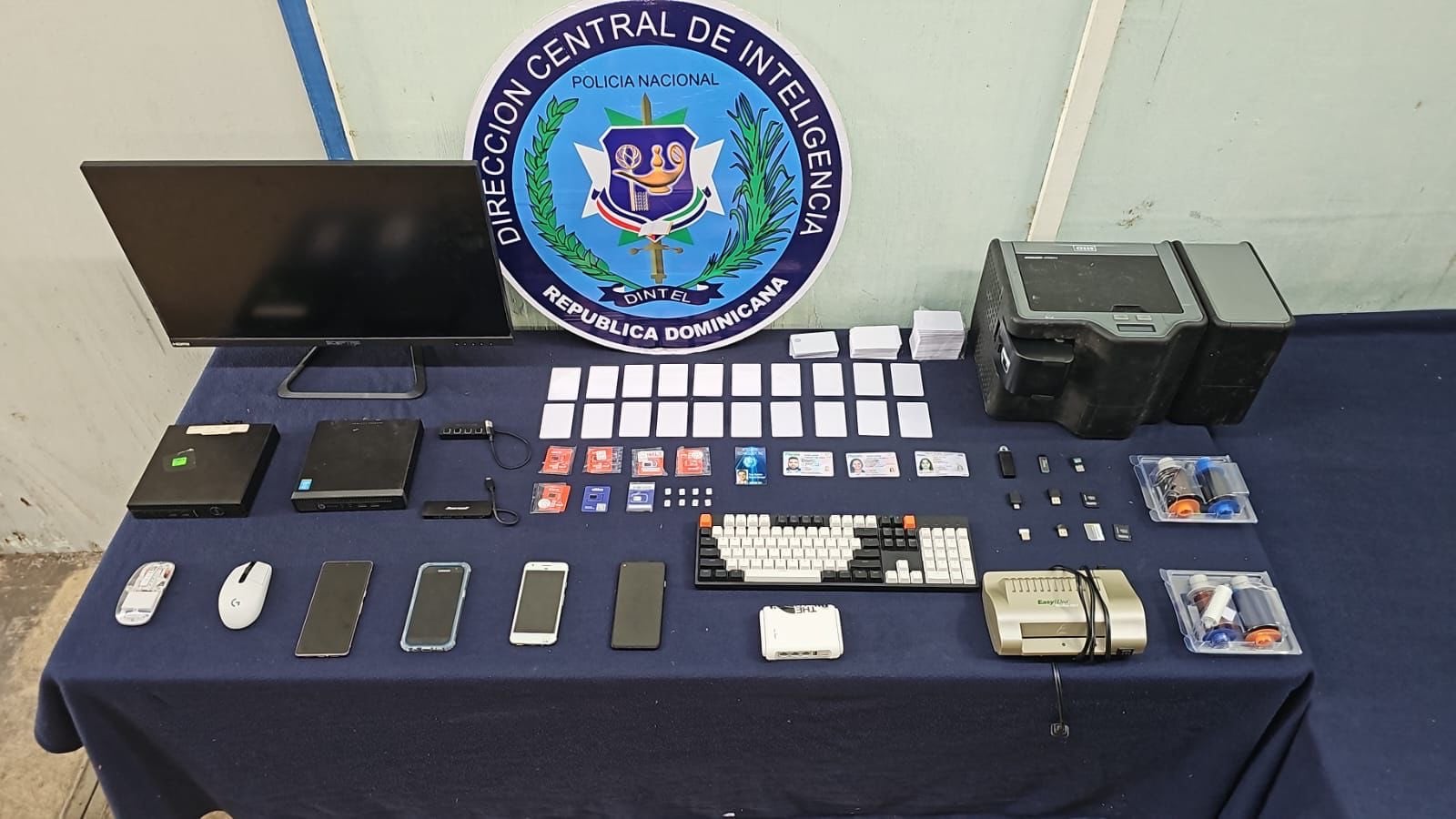 El allanamiento permitió incautar computadoras, celulares, memorias USB, discos duros y una impresora especializada para carnets falsificados.(Cortesía: Policía Nacional Republica Dominicana)