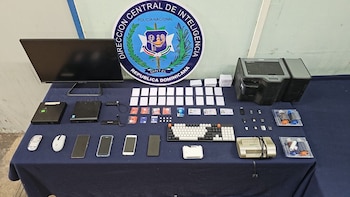 El allanamiento permitió incautar computadoras, celulares, memorias USB, discos duros y una impresora especializada para carnets falsificados.(Cortesía: Policía Nacional Republica Dominicana)