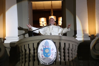 Papa Francisco saluda a enfermos y fieles que lo esperaban en la Nunciatura. Foto ANDINARuben Grandez.jpg