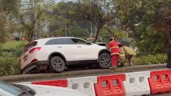 Un auto quedó al borde de la Vía Expresa tras impactar contra un taxi