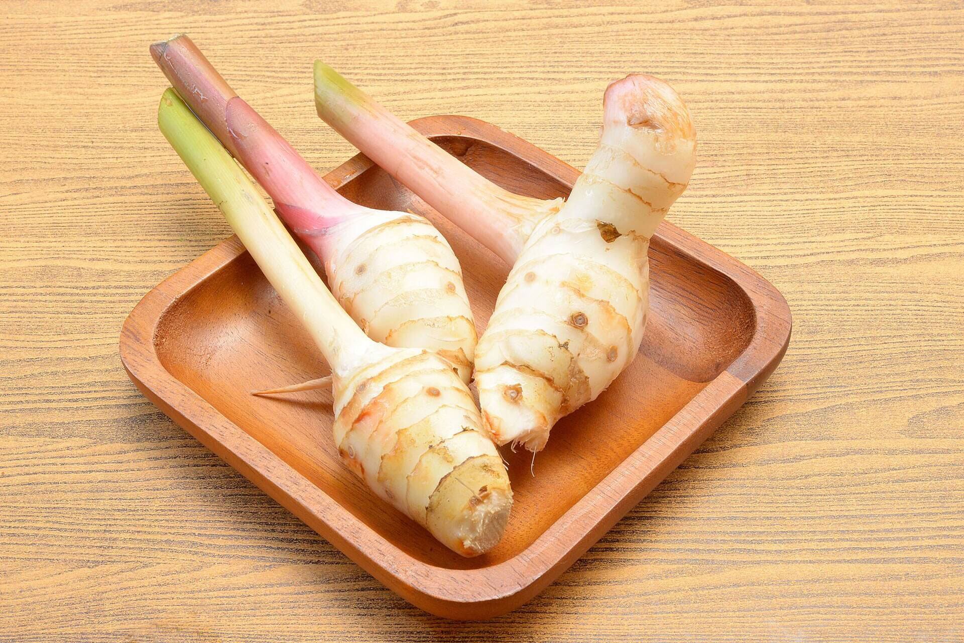 Es un ingrediente central en la cocina tailandesa, especialmente en sopas como la tom kha gai y en pastas de curry (Canva)