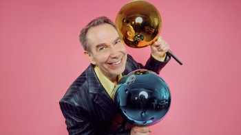 De vendedor de bolsa a ícono contemporáneo: la historia de Jeff Koons, el artista más rico y controvertido de su generación