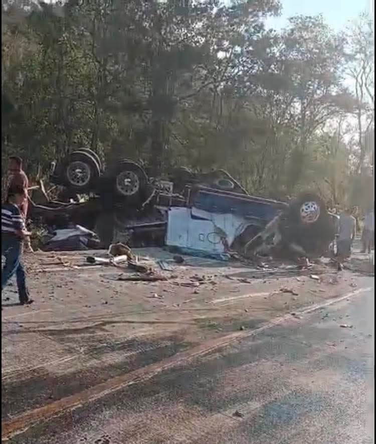 Rescatistas trabajan contrarreloj para liberar a las personas atrapadas. Entre los heridos se reportan adultos mayores y menores de edad. (Foto: Redes sociales)