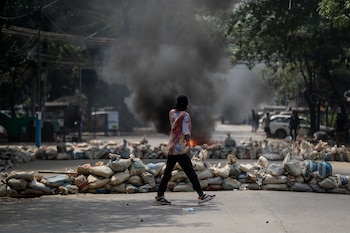 Un manifestante caminaba ante una