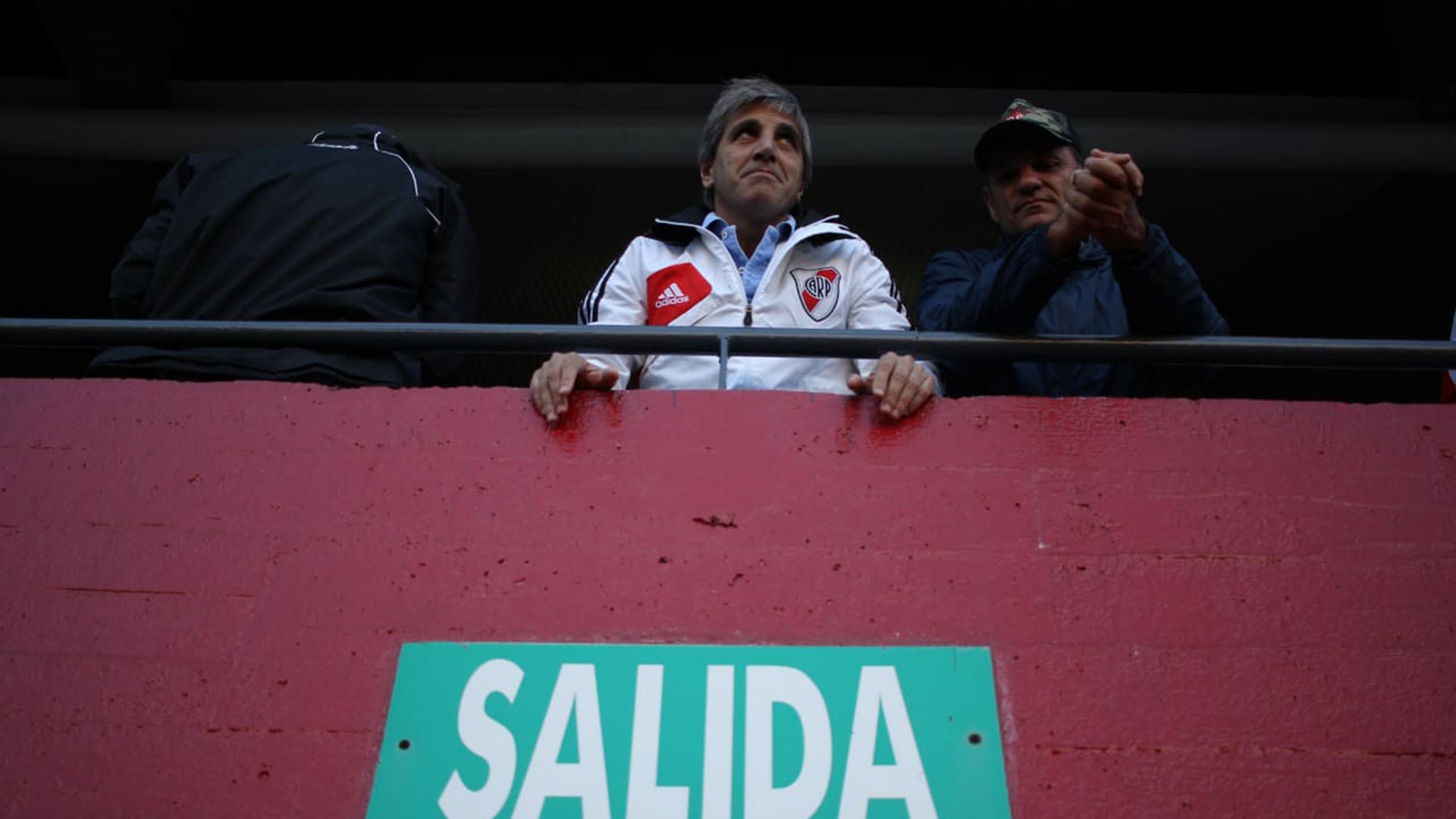 Luis Caputo respondió con una broma futbolera al tuit de Felipe Núñez sobre la evolución de la deuda (Matias Baglietto)