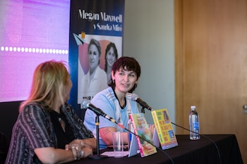 Sandra Miró afirmó en la Feria del Libro de Buenos Aires que sus novelas incluyen personajes LGBTQ+ con peso propio y finales felices - (Prensa El Libro)