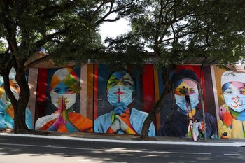 IMAGEN DE ARCHIVO. Unas personas pintan un mural en homenaje a las víctimas de COVID-19 en São Paulo, Brasil. Mayo 5 de 2021 REUTERS/Amanda Perobelli