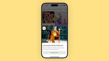Teléfono celular con la aplicación Pinterest y un mensaje emergente que pregunta si la usuaria está ocupada y sugiere tomar un descanso