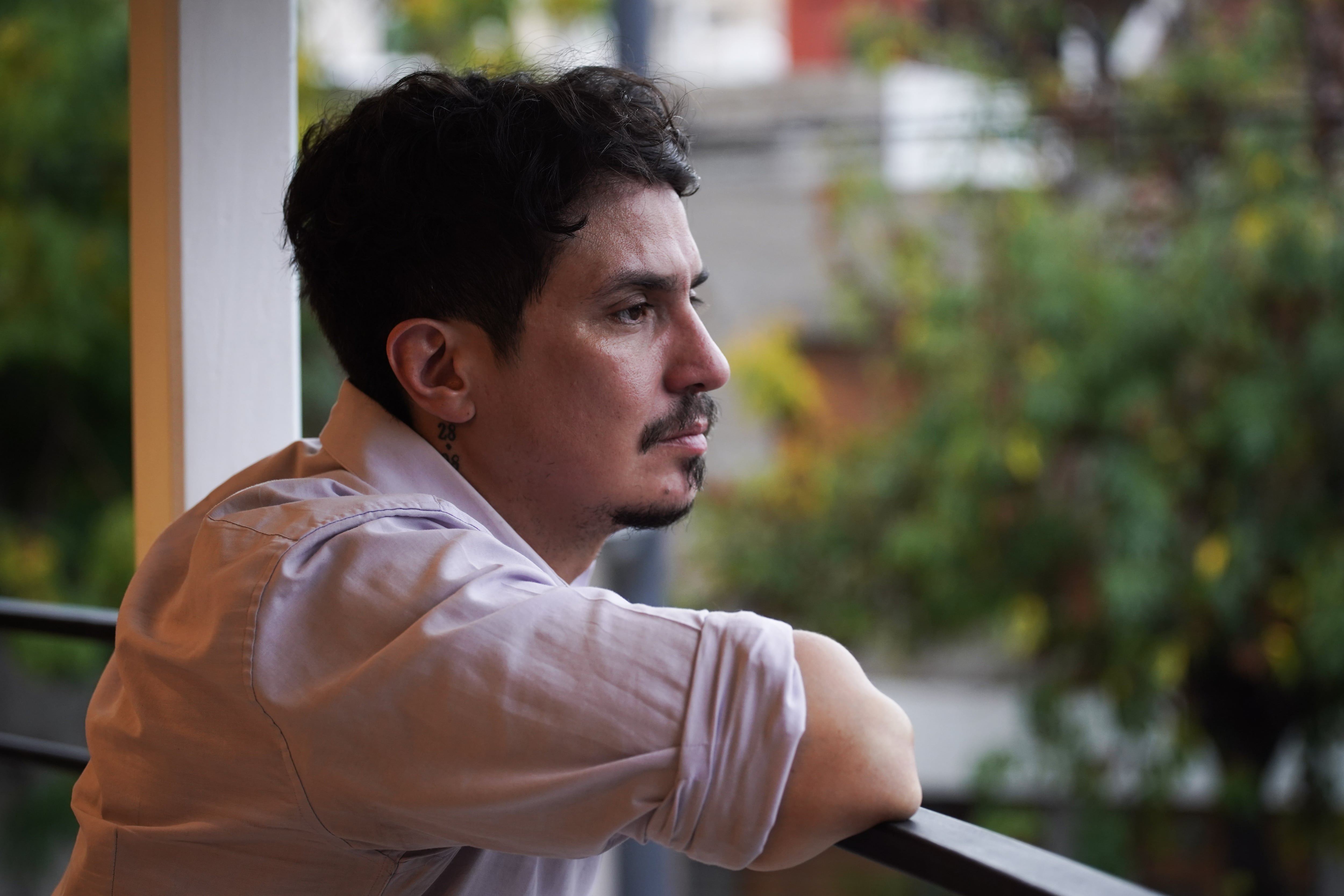 “Creo que como siempre supe que era adoptado y logré —o eso creía— construir un sentido de identidad propio, nunca me interesó buscar a mi familia biológica”, dice Hernán (Foto/RSFotos)