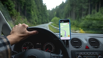 Antes de activar la navegación en el móvil, revisa estos cinco ajustes para evitar rutas más lentas, peajes y avisos innecesarios
