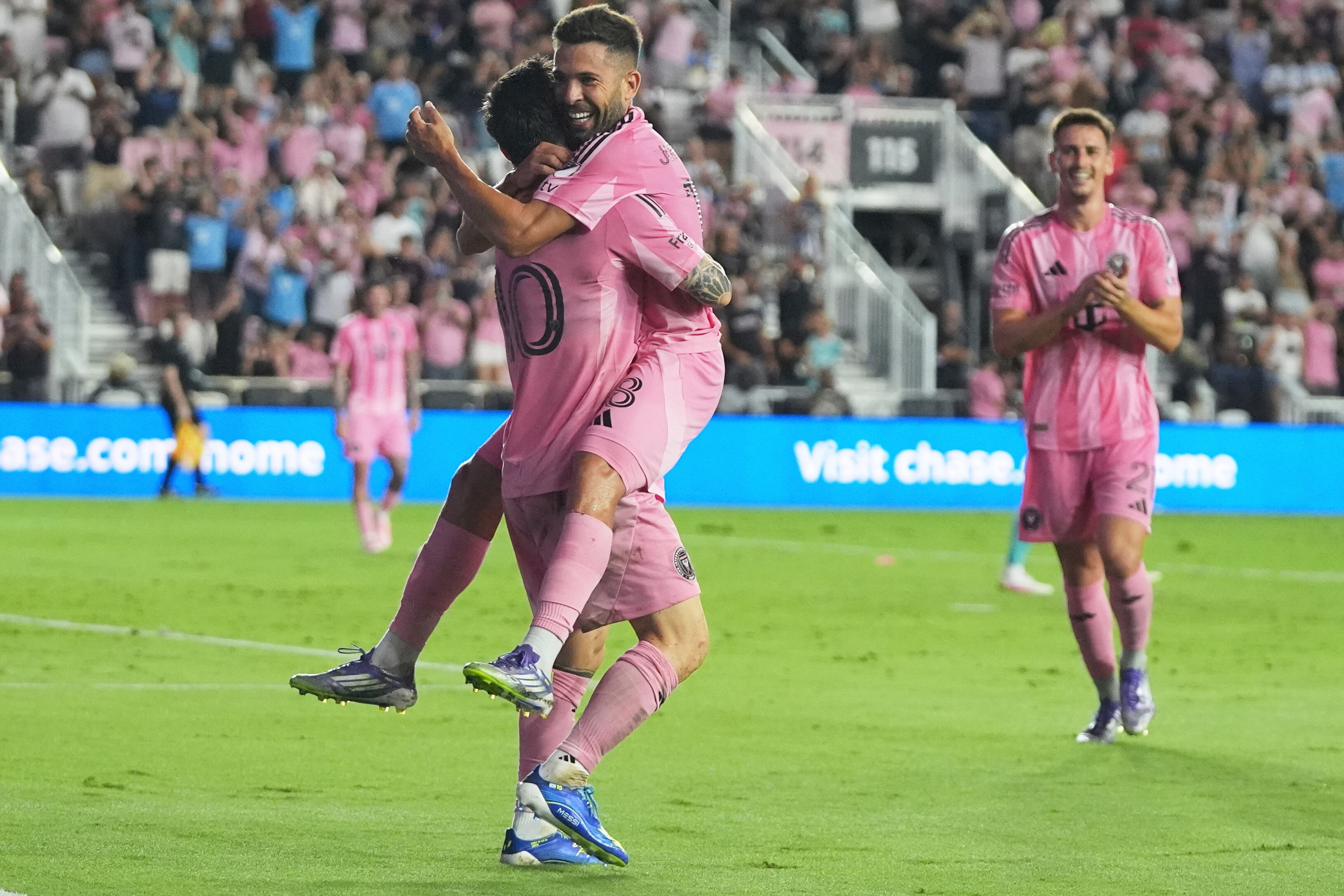 Abrazo de gol entre Messi y Alba: un clásico en sus carreras (AP Photo/Lynne Sladky)