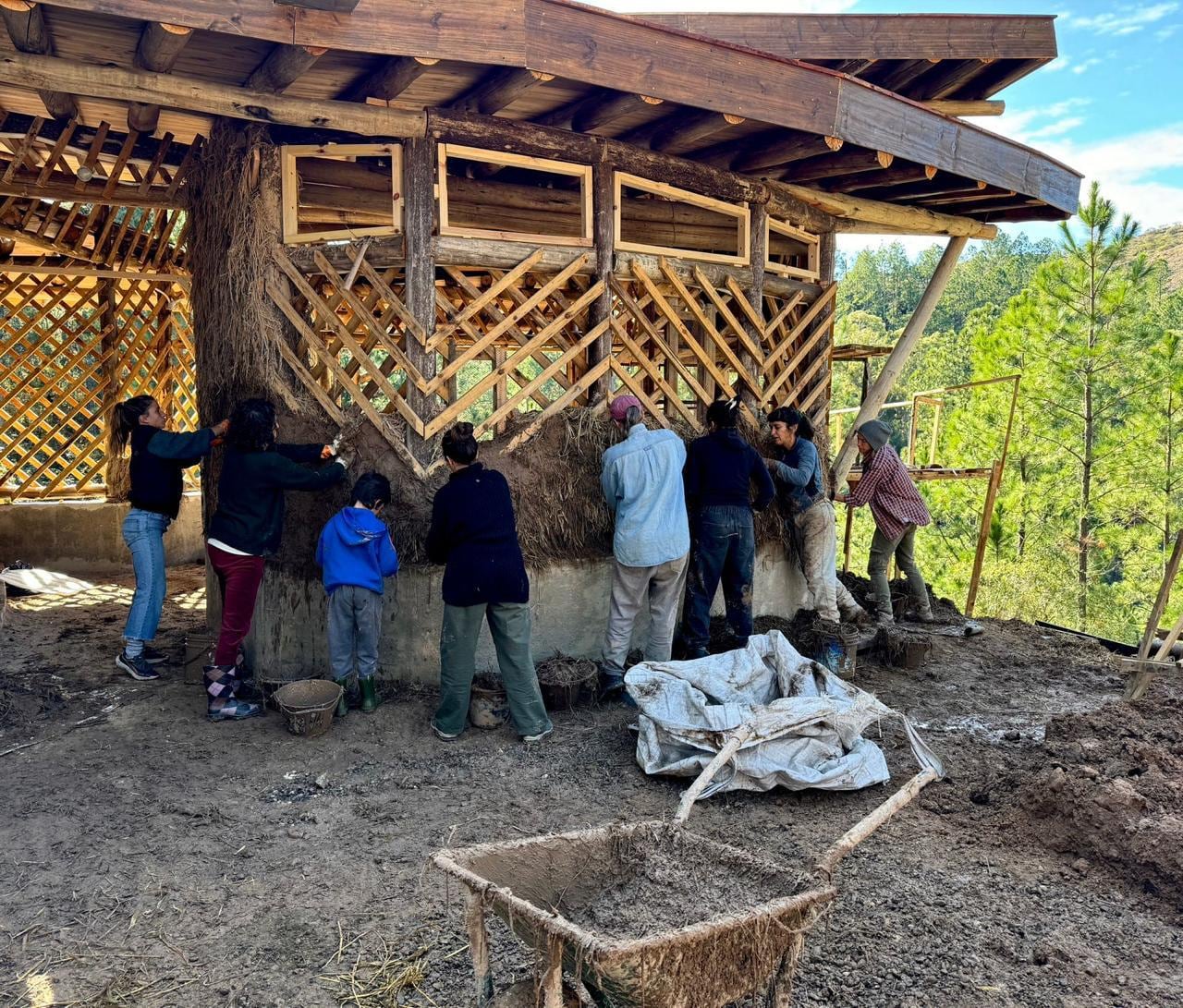 En Umepay prevalece la bioconstrucción: casas con paredes de quincha y barro, pisos de madre y techos vivos