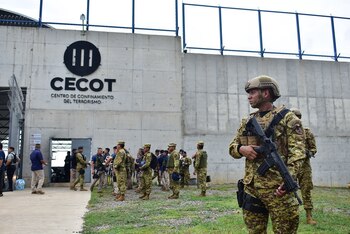 Agentes de seguridad custodian uno de los accesos del CECOT, el penal de máxima seguridad que el Gobierno salvadoreño abrió para recluir a personas señaladas de pertenecer a grupos criminales. (Infobae Centroamérica/Emerson del Cid)