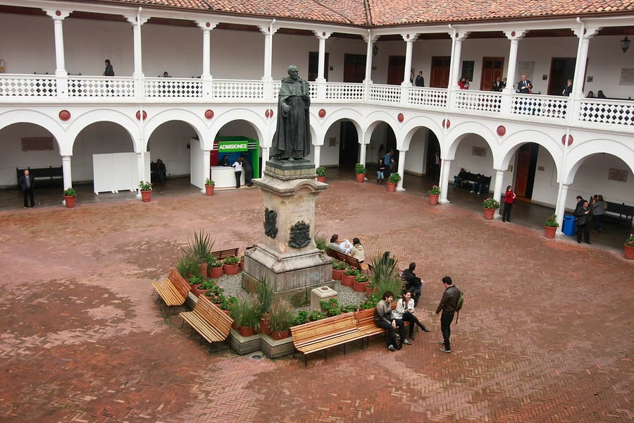 Una joven resalta la ausencia de decisiones pese a haber presentado pruebas como chats y diagnósticos médicos, lo que la condujo a exponer públicamente su situación - crédito Colprensa